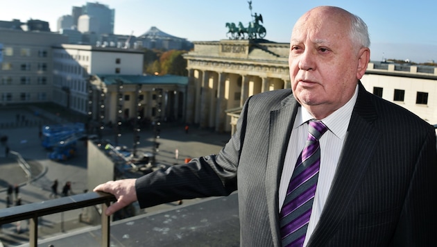 Gorbatschow im Jahr 2014 am Pariser Platz in Berlin, im Hintergrund das Brandenburger Tor (Bild: APA/dpa-Zentralbild)