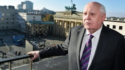 Gorbatschow im Jahr 2014 am Pariser Platz in Berlin, im Hintergrund das Brandenburger Tor (Bild: APA/dpa-Zentralbild)