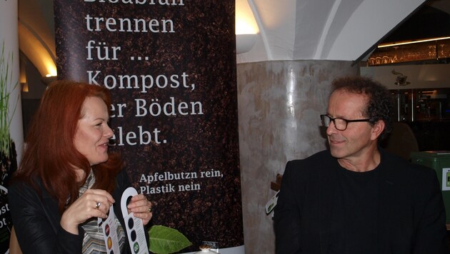 Vize-BM Cornelia Hagele und Josef Hausberger von der Abfallwirtschaft Tirol Mitte mit den „Müllanhängseln“. (Bild: Daum Hubert)
