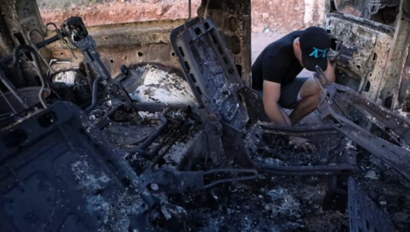 Die Autos wurden zunächst von Kugeln durchsiebt und dann angezündet. (Bild: AFP)