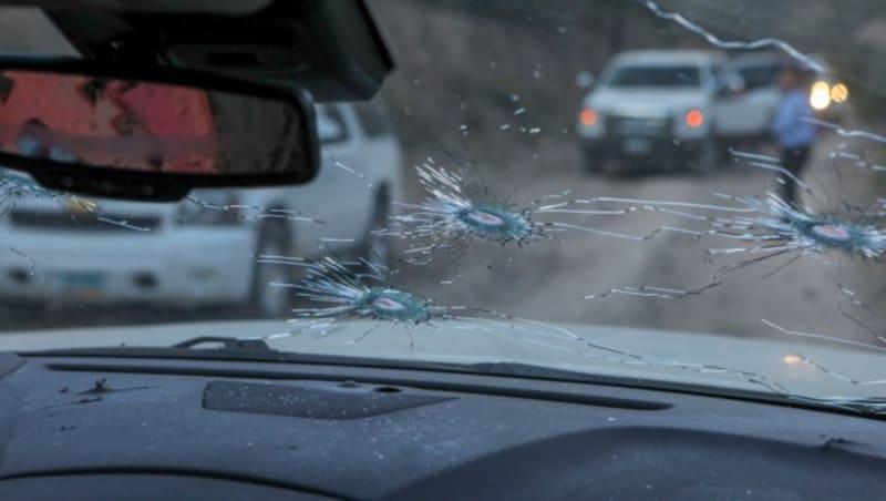 Die Fahrzeuge wurden von Kugeln zersiebt. (Bild: AFP)