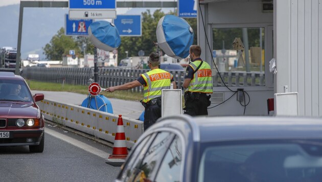 Kontrolle am Walserberg: Noch prüfen die Polizisten stichprobenartig, künftig aber strenger (Bild: Tschepp Markus)