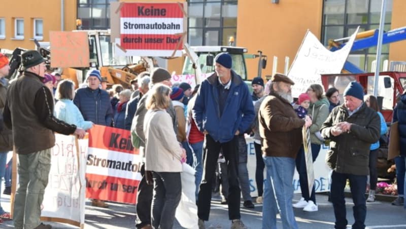 Draußen Demo, drinnen gab es Enteignungs-Verhandlungen (Bild: Weber)