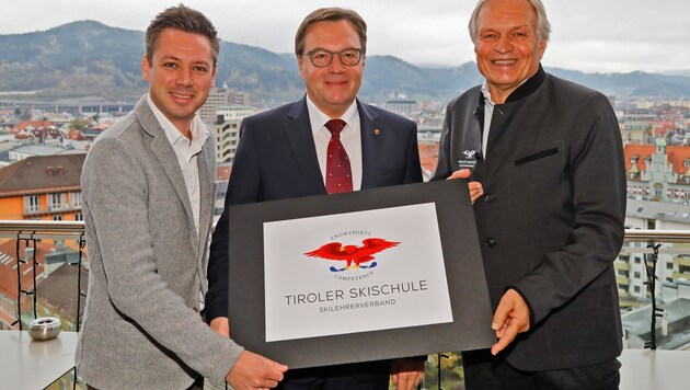 Präsident des Tiroler Skilehrerverbands Richard Walter (re.) mit LH Platter und dem GF der Tirol Werbung, Florian Phelps. (Bild: Christof Birbaumer Kronenzeitung)