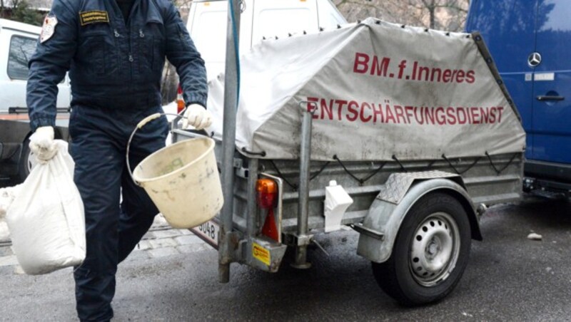 Der Entschärfungsdienst sorgte für einen sicheren Abtransport der explosiven Ware. (Bild: APA/HELMUT FOHRINGER)