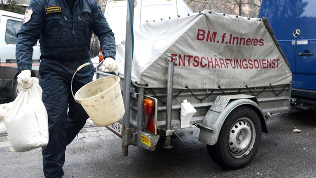Der Entschärfungsdienst sorgte für einen sicheren Abtransport der explosiven Ware. (Bild: APA/HELMUT FOHRINGER)