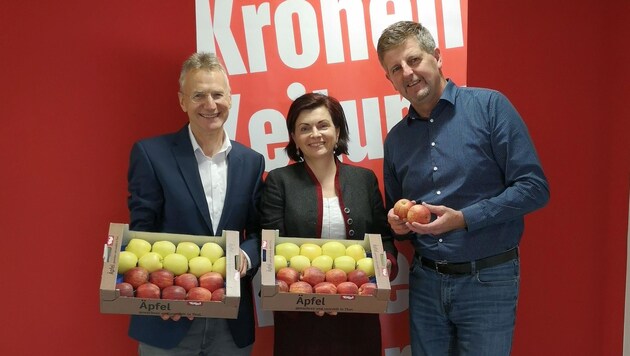 Wendelin Juen (li.) und Regina Norz beim Besuch in der "Tiroler Krone"-Redaktion mit Chefredakteur Claus Meinert (Bild: Rauth Hubert)