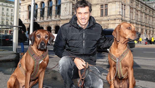 Ex-Slalom-Champ Mario Matt mit seinen Hunden Kena und Spades vor der Wiener Staatsoper (Bild: Gerhard Gradwohl)