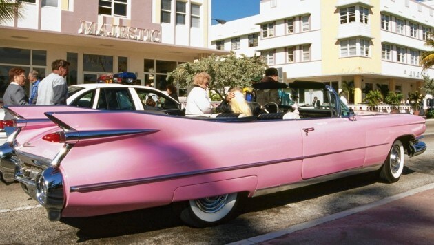 Ein amerikanischer Oldtimer, ein Pink Cadillac Cabrio: Ein Auto ähnlich diesem hatte ein Bad Gasteiner via Internet gekauft, es kam aber nie im Pongau an. (Bild: Thomas/Mauritius Images)