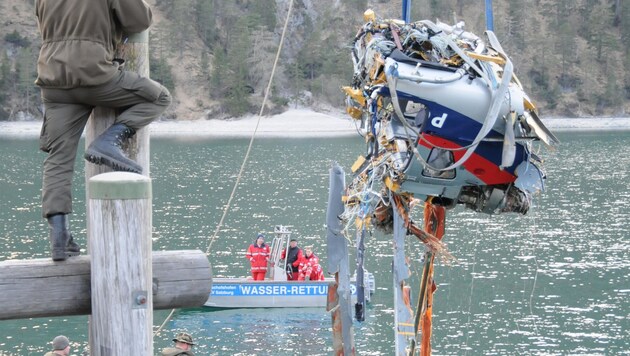 Bergung des Wracks (Bild: ZOOM-TIROL)