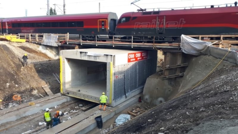 Spektakuläre Arbeiten am Personendurchgang für neuen Inselbahnsteig (Bild: ÖBB Robert Mosser)