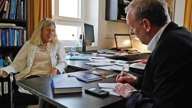 Prof. Birgit Högl im Gespräch mit Markus Gassler, dem Chef vom Dienst der „Tiroler Krone“. (Bild: Christof Birbaumer Kronenzeitung)