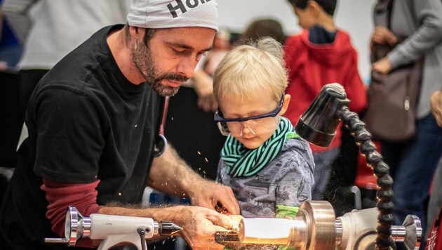 Moderne Technologien waren auf der Mini Maker Faire ebenso vertreten wie traditionelles Handwerk. (Bild: Stadt Salzburg)