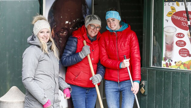 Bettina, Waltraud und Bettina frieren. Ihr Trick: Skiunterwäsche. (Bild: Tschepp Markus)