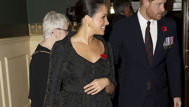 Herzogin Meghans Hand liegt auf ihrem Bauch. (Bild: APA/AFP/POOL/Chris Jackson)