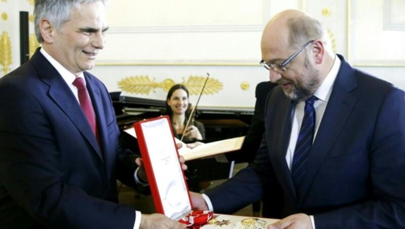 Der damalige Bundeskanzler Werner Faymann (l.) verlieh 2015 das „Große Goldene Ehrenzeichen am Bande für Verdienste um die Republik Österreich“ an den damaligen EU-Parlamentspräsidenten Martin Schulz. (Bild: APA/BKA/ANDY WENZEL)