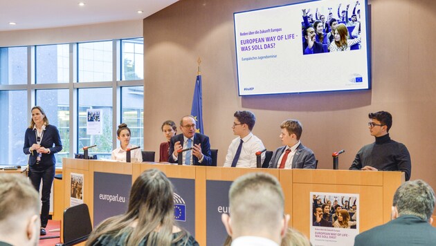 In Brüssel beraten die HAK-Schüler die EU-Abgeordneten. (Bild: European Union 2019 - Source : EP)