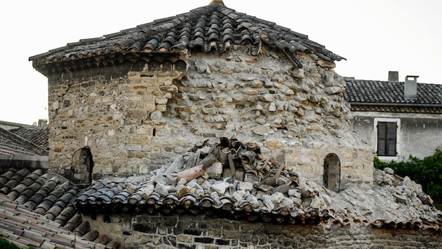 Ein beschädigter Kirchturm in der Ortschaft Le Teil (Bild: APA/AFP/JEFF PACHOUD)