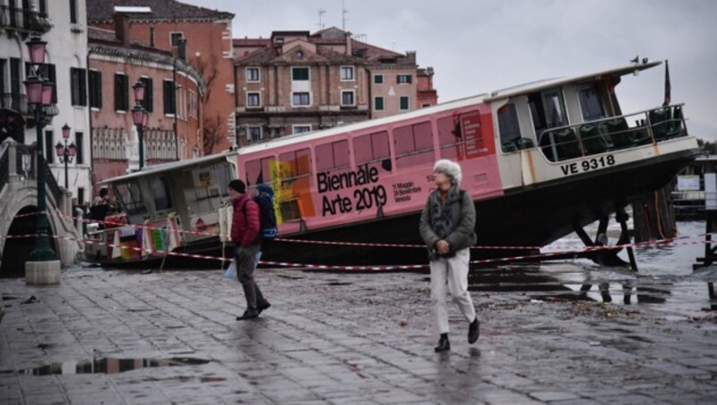 Dieses Taxi-Boot ist in Venedig durch das Hochwasser gestrandet. (Bild: AFP)