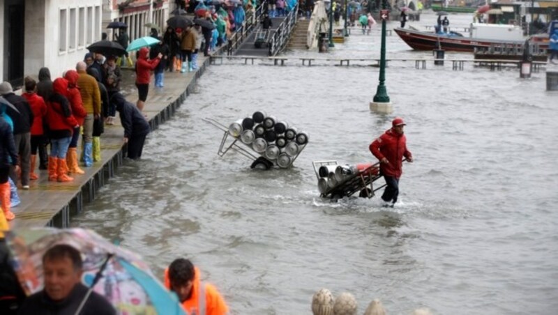 Die meisten Touristen und Einheimischen tragen Gummistiefel. (Bild: AP)