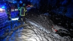 Auto in der Melach auf der L013 bei Oberperfuss (Bild: Zeitungsfoto.at/Team)