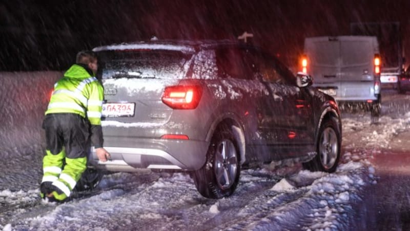 Ein hängen gebliebenes Fahrzeug auf der Brennerautobahn in Tirol (Bild: APA/ZEITUNGSFOTO.AT)