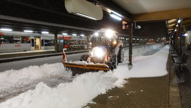 Schneeräumungsarbeiten im Bahnhof Bad Gastein in Salzburg (Bild: APA/FMT)