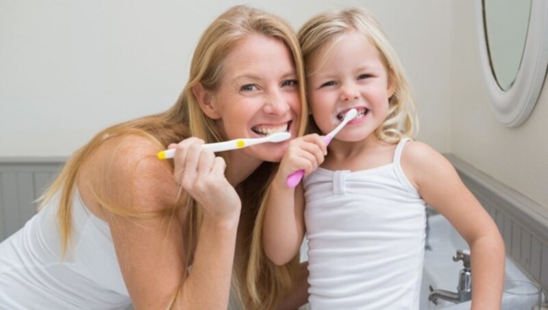 Schon bei Kindern auf richtige Reinigung achten. Zucker vermeiden beugt Karies vor. (Bild: WavebreakmediaMicro/stock.adobe.com)