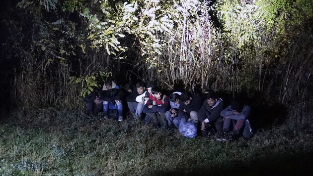Migranten, die am 9. November an der Grenze zwischen Bosnien und Serbien nahe dem Fluss Drina aufgegriffen wurden (Bild: AP)
