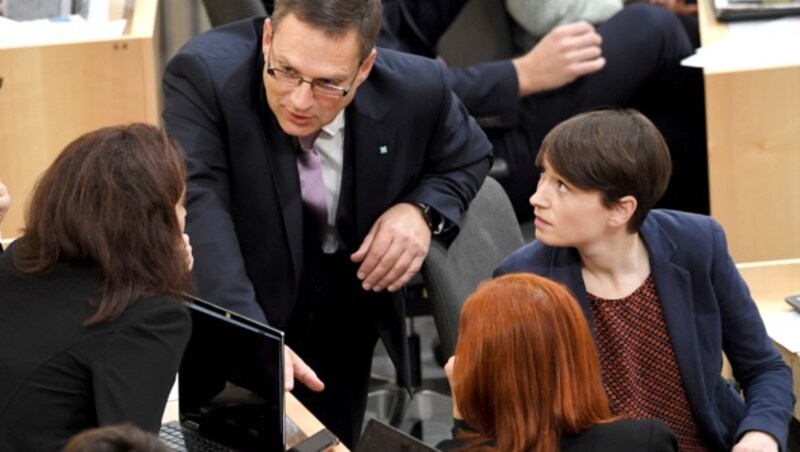 V.l.n.r.: Alma Zadic (Grüne), August Wöginger (ÖVP) und Sigrid Maurer (Grüne) (Bild: APA/ROLAND SCHLAGER)