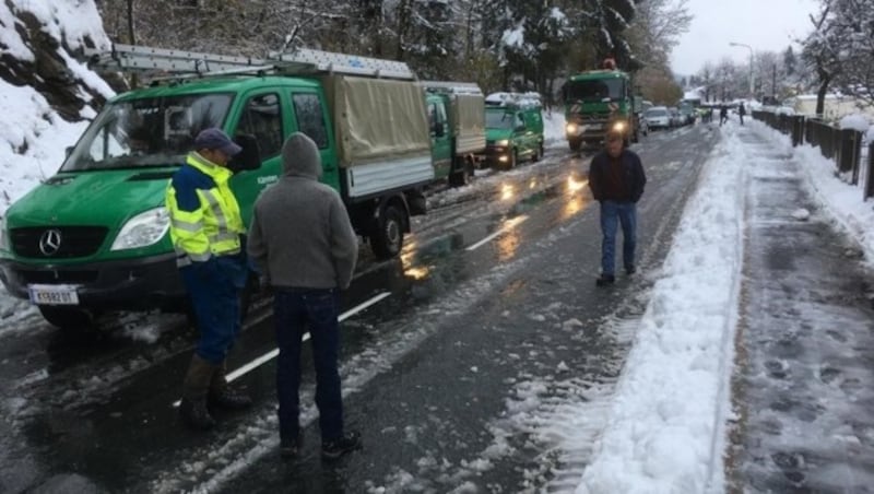 Auf dem Weg ins Lesachtal warteten Kelag-Leute, bis sie endlich die Straße passieren durften. (Bild: Kelag)