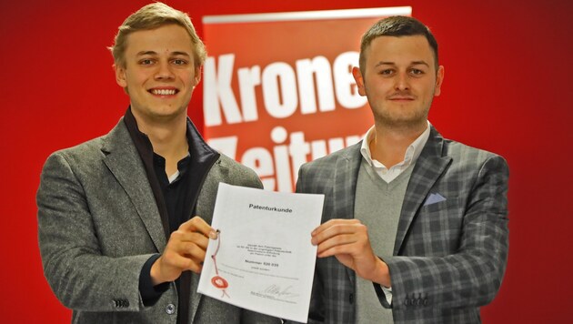 Zwei der Erfinder, Elias Hager (li.) und Patrick Zillner, statteten der „Krone“ einen Besuch ab. (Bild: Christof Birbaumer Kronenzeitung)
