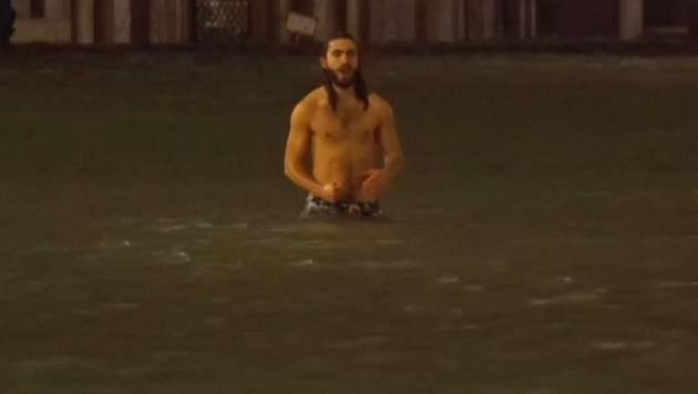 Der Mann wurde beim nächtlichen Schwimmen über den Markusplatz gefilmt. (Bild: kameraone)