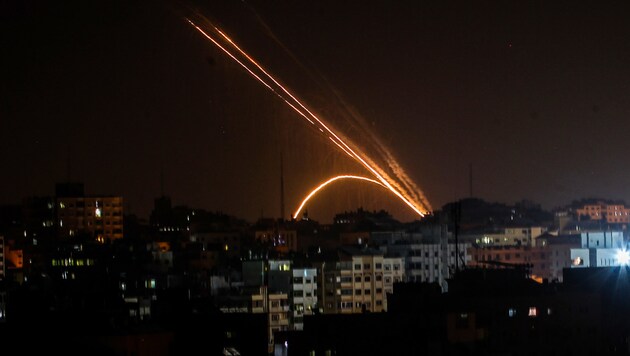 Raketen, abgefeuert vom Gazastreifen Richtung Israel (Bild: AFP/Anas Baba)