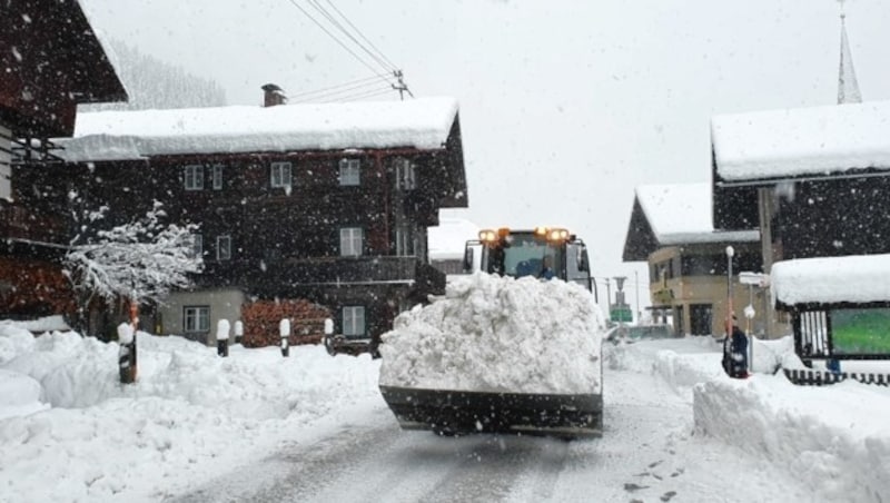 Die Massen an Schnee müssen im Lesachtal erst einmal weggeschafft werden. Und es kommt neuer nach. (Bild: Josef Salcher)