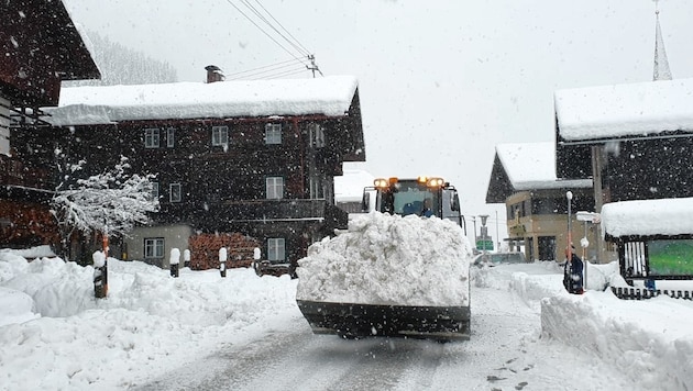 Die Massen an Schnee müssen im Lesachtal erst einmal weggeschafft werden. Und es kommt neuer nach. (Bild: Josef Salcher)