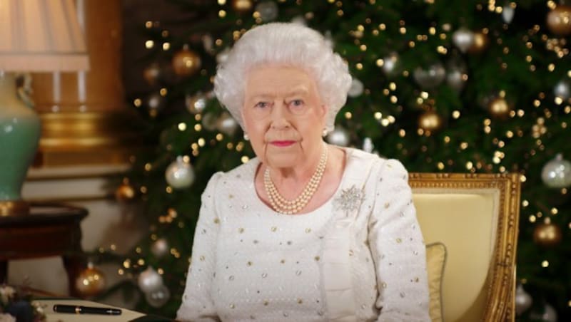 Queen Elizabeth vorm Weihnachtsbaum (Bild: AFP)