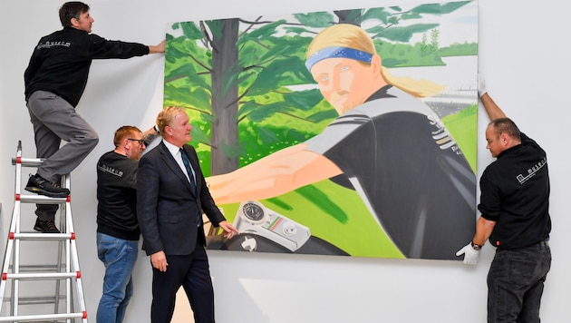 Klaus Albrecht Schröder bei der Bildaufhängung eines raumhohen Pop-Art-Gemäldes von Alex Katz im Schloss. (Bild: Harald Dostal)