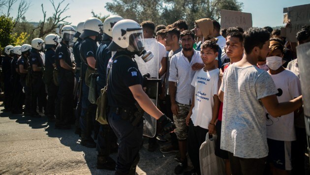 Migranten in einem Flüchtlingslager aus Lesbos (Bild: AFP)