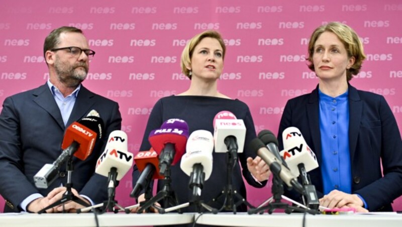 NEOS-Vorsitzende und Klubobfrau Beate Meinl-Reisinger (Mitte), Wirtschaftssprecher Sepp Schellhorn (li.) und Abgeordnete Stephanie Krisper (re.) (Bild: APA/Herbert Neubauer)