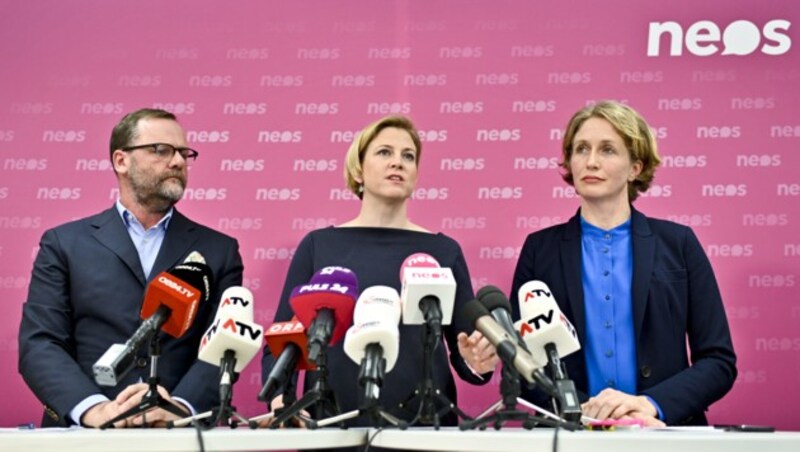 NEOS-Vorsitzende und Klubobfrau Beate Meinl-Reisinger (Mitte), Wirtschaftssprecher Sepp Schellhorn (links) und Abgeordnete Stephanie Krisper (rechts) (Bild: APA/HERBERT NEUBAUER)