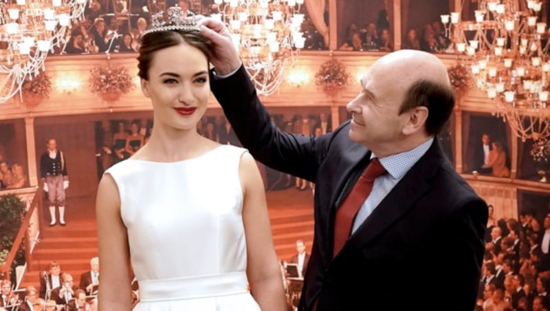 Operndirektor Dominique Meyer und eine Debütantin mit Swarovski-Tiara (Bild: APA/GEORG HOCHMUTH)