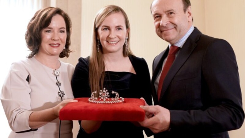 Birgit Berthold-Kremser (Swarovski), Opernball-Organisatorin Maria Großbauer und Operndirektor Dominique Meyer präsentierten die Opernball-Tiara 2020. (Bild: APA/GEORG HOCHMUTH)