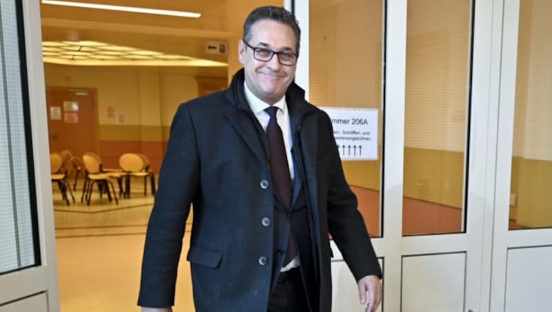 Strache gut gelaunt im Gerichtsgebäude (Bild: APA/HERBERT NEUBAUER)