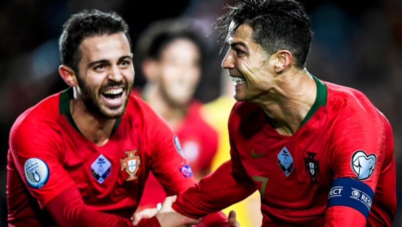 Cristiano Ronaldo (R) feiert mit Bernardo Silva (L) (Bild: PATRICIA DE MELO MOREIRA / AFP)