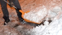 Beim Schneeschaufeln kam es zu dem fatalen Unfall (Symbolbild).