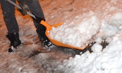 Beim Schneeschaufeln kam es zu dem fatalen Unfall (Symbolbild).