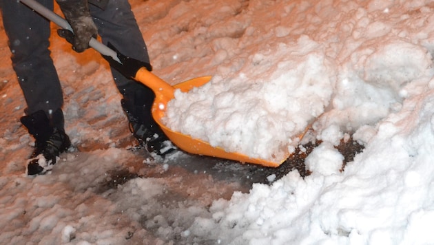 Beim Schneeschaufeln kam es zu dem fatalen Unfall (Symbolbild).