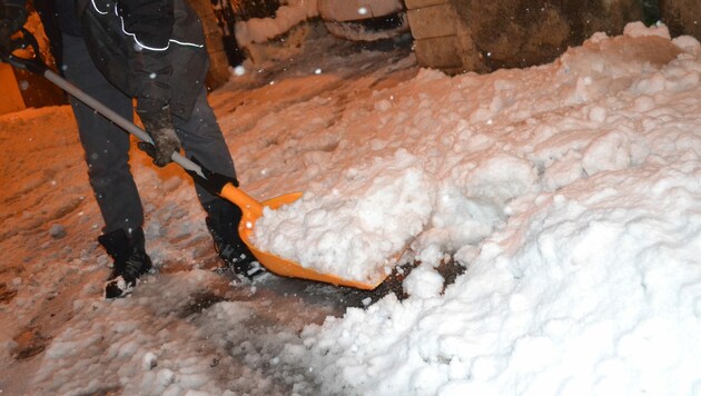 Ein 61-jähriger Tiroler hat sich am Samstag beim Schneeschaufeln verletzt (Symbolbild). (Bild: AFP/Sylvain Thizy)
