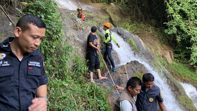 Reittungseinsatz am Wasserfall Na Muang 2: Der 33-jährige Franzose konnte nur noch tot geborgen werden. (Bild: AFP)